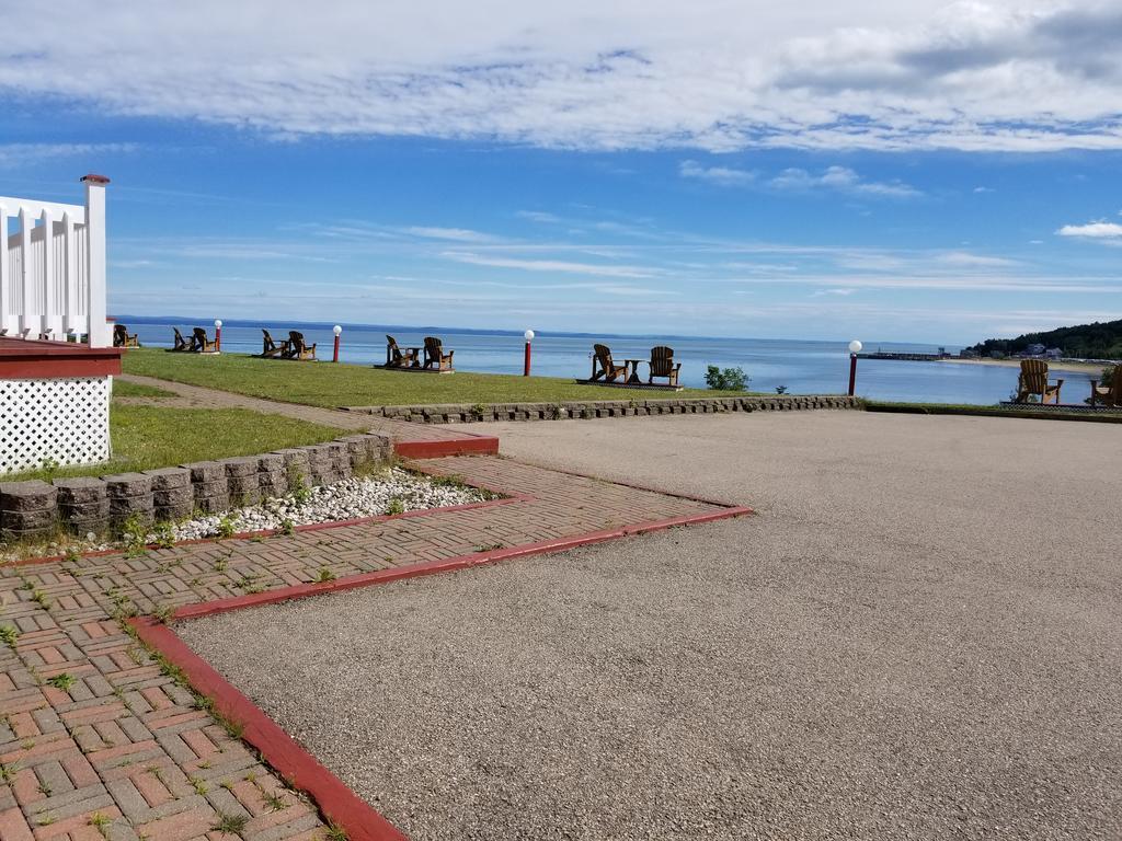 Motel Et Chalets Bo-Fleuve Evangeline Saint-Siméon Esterno foto